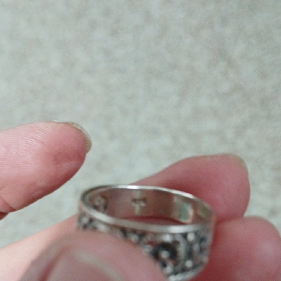 Silver Floral Pattern Ring - Picture 4 of 4
